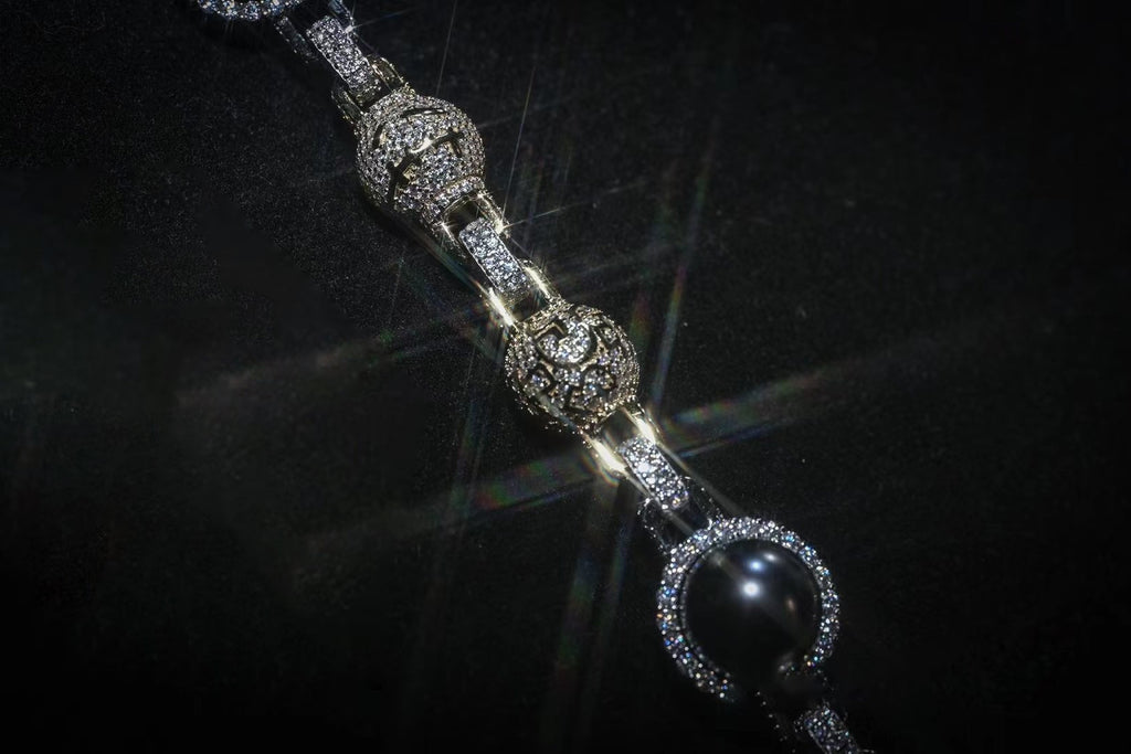 Travis Scott recently got pretty generous with his team, gifting his inner circle iced-out Takashi Murakami-designed chains from Eliantte