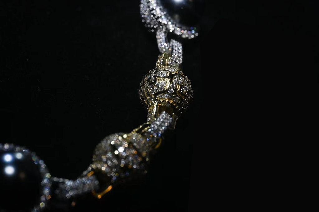 Travis Scott recently got pretty generous with his team, gifting his inner circle iced-out Takashi Murakami-designed chains from Eliantte