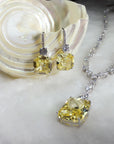 Beyoncé's Tiffany & Co diamond necklace is worth $30 million harpersbazaar.com tiffany yellow diamond necklace beyonce' from The 128-carat yellow diamond was worn by Hepburn during the Breakfast At Tiffany's press tour in 1961, and was seen again on Lady Gaga