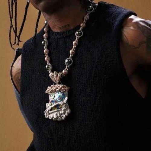 Travis Scott recently got pretty generous with his team, gifting his inner circle iced-out Takashi Murakami-designed chains from Eliantte