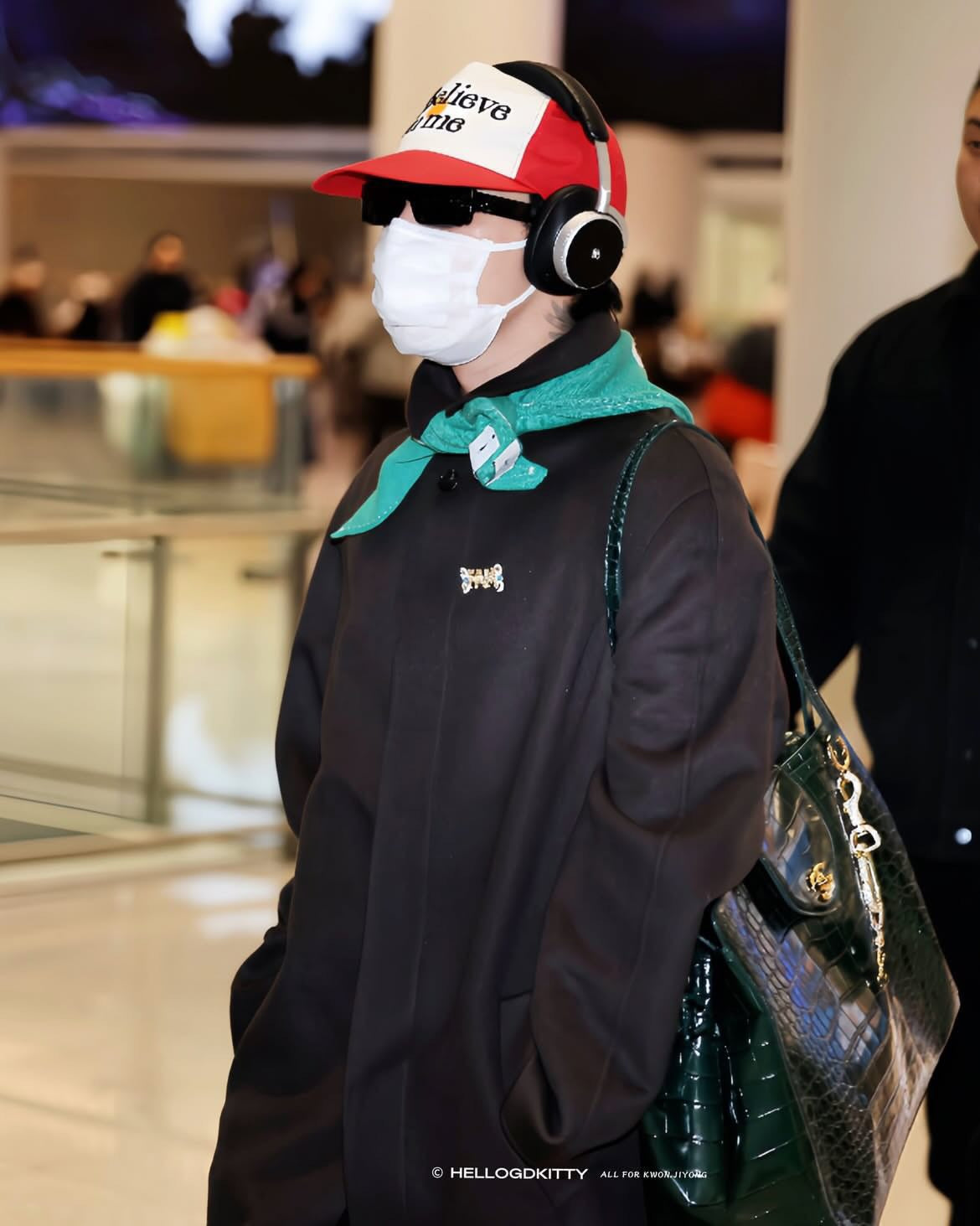 Iced out carabiner pharrell keychain as seen on gdragon joopiter