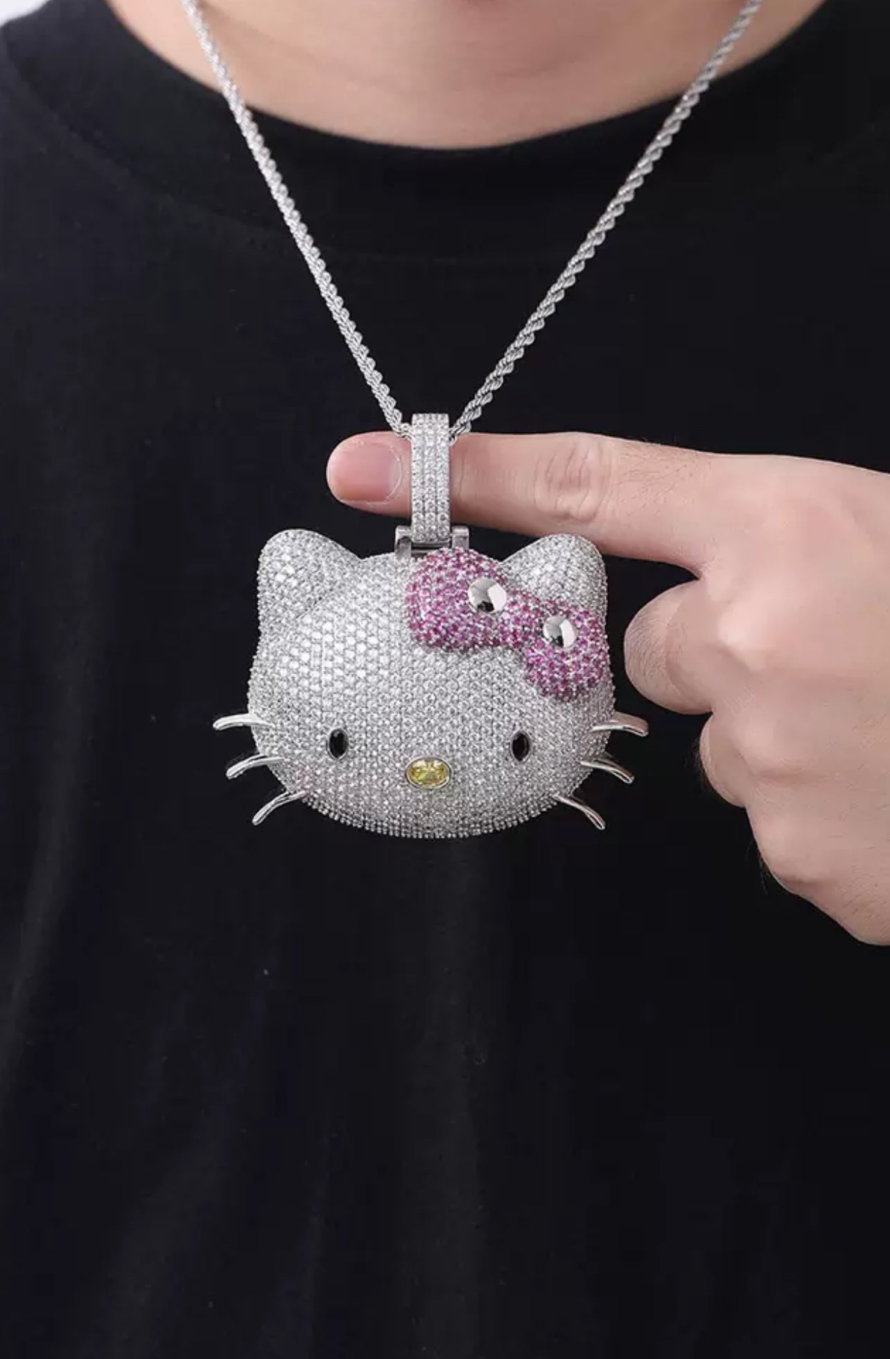 Back in the Fab Lane. Kimora Lee Simmons Sanrio hello kitty diamond necklace 