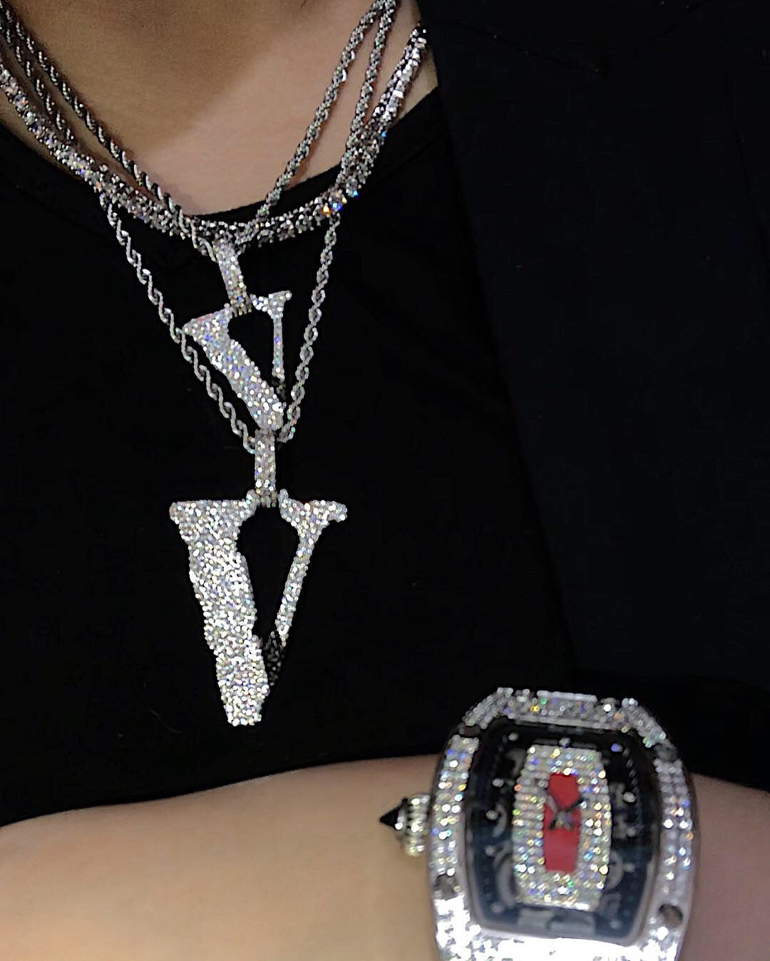 lil uzi VLONE V diamond pendant necklace chain ifadnco playboi carti ian connor 