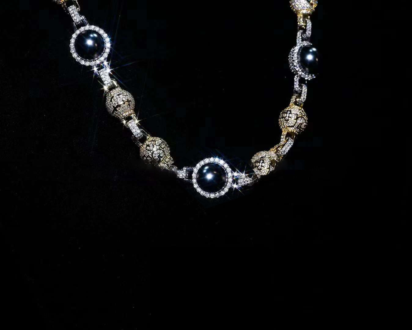 Travis Scott recently got pretty generous with his team, gifting his inner circle iced-out Takashi Murakami-designed chains from Eliantte