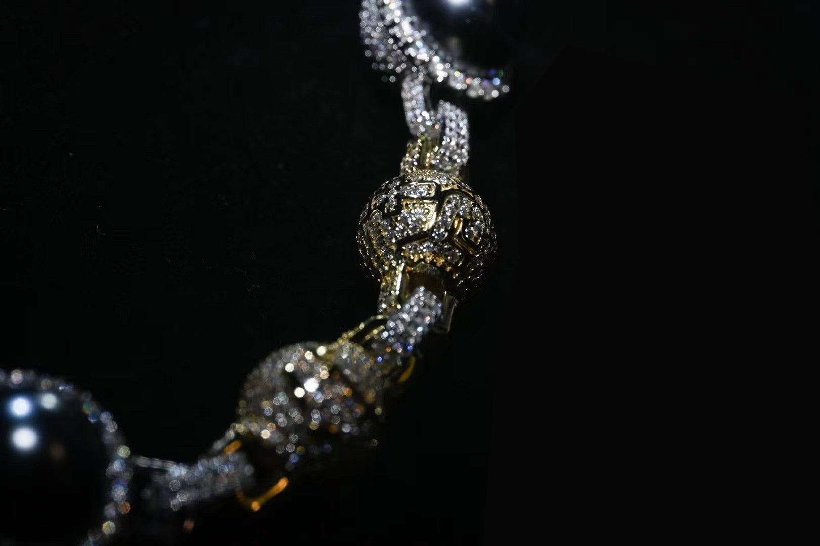 Travis Scott recently got pretty generous with his team, gifting his inner circle iced-out Takashi Murakami-designed chains from Eliantte