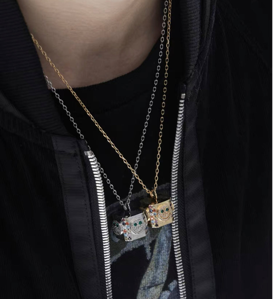 EYEFUNNY アイファニー Daniel Arsham Smiley gold cap with diamanté detailing designed by EYEFUNNY DanielArsham fully iced diamond eyefunny lip balm cap holder necklace