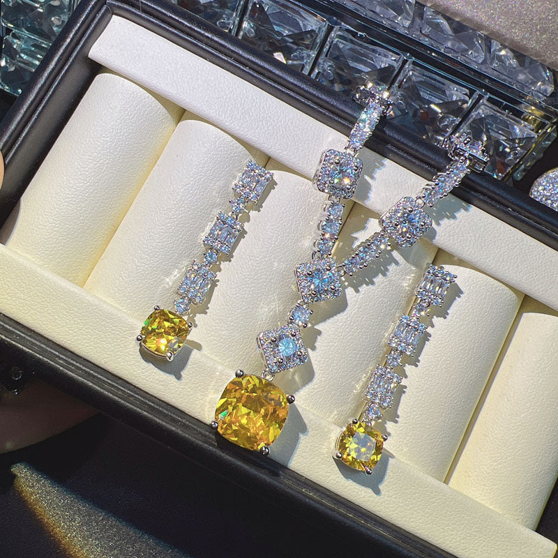 Beyoncé's Tiffany &amp; Co diamond necklace is worth $30 million harpersbazaar.com tiffany yellow diamond necklace beyonce' from The 128-carat yellow diamond was worn by Hepburn during the Breakfast At Tiffany's press tour in 1961, and was seen again on Lady Gaga 
