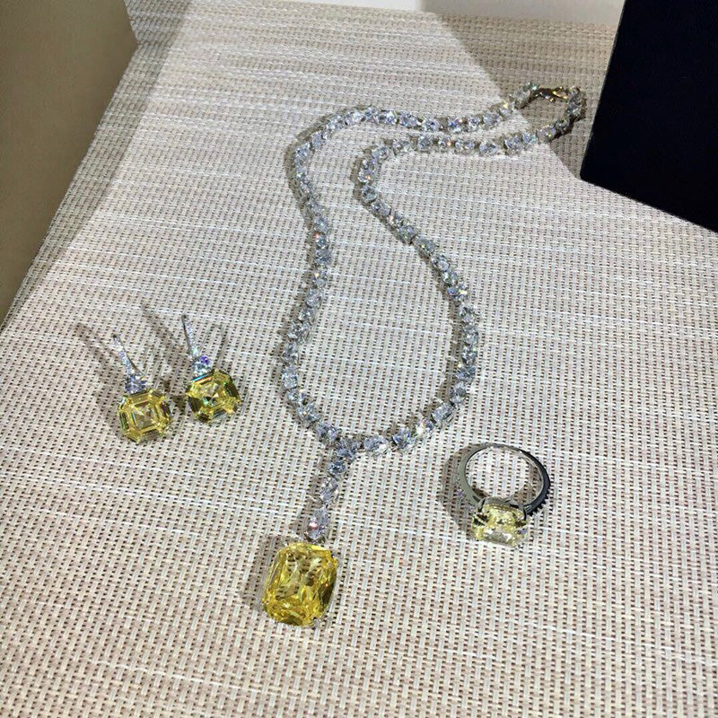 Beyoncé's Tiffany & Co diamond necklace is worth $30 million harpersbazaar.com tiffany yellow diamond necklace beyonce' from The 128-carat yellow diamond was worn by Hepburn during the Breakfast At Tiffany's press tour in 1961, and was seen again on Lady Gaga