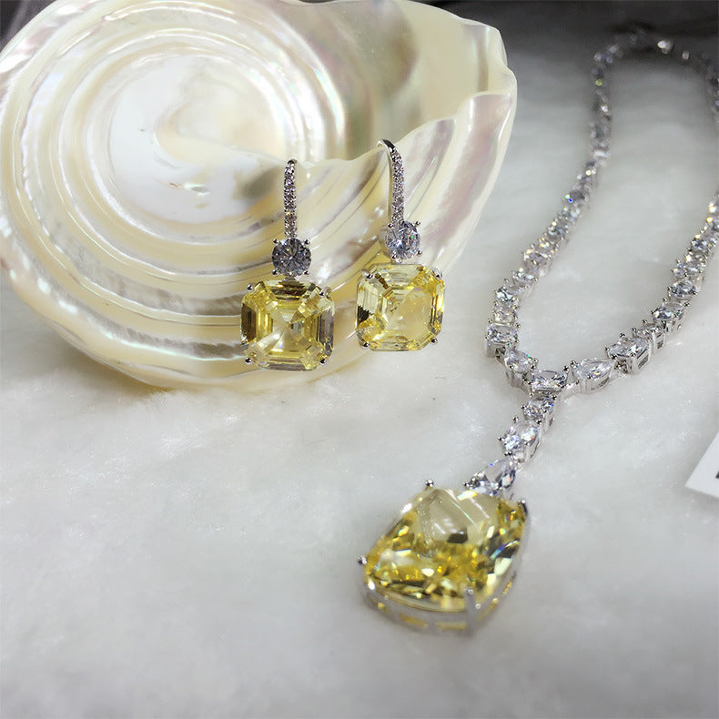 Beyoncé's Tiffany &amp; Co diamond necklace is worth $30 million harpersbazaar.com tiffany yellow diamond necklace beyonce' from The 128-carat yellow diamond was worn by Hepburn during the Breakfast At Tiffany's press tour in 1961, and was seen again on Lady Gaga