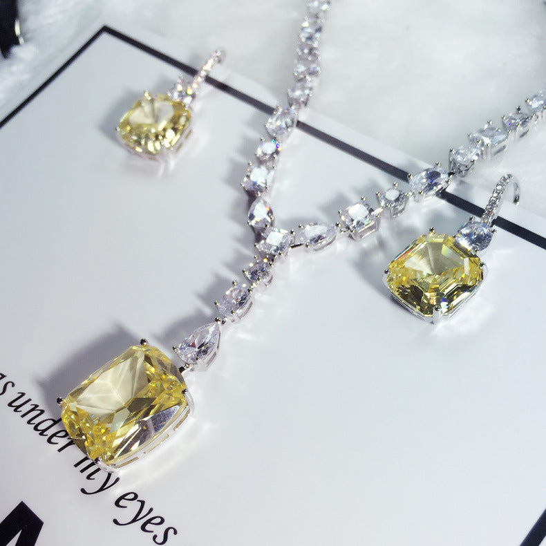 Beyoncé's Tiffany &amp; Co diamond necklace is worth $30 million harpersbazaar.com tiffany yellow diamond necklace beyonce' from The 128-carat yellow diamond was worn by Hepburn during the Breakfast At Tiffany's press tour in 1961, and was seen again on Lady Gaga
